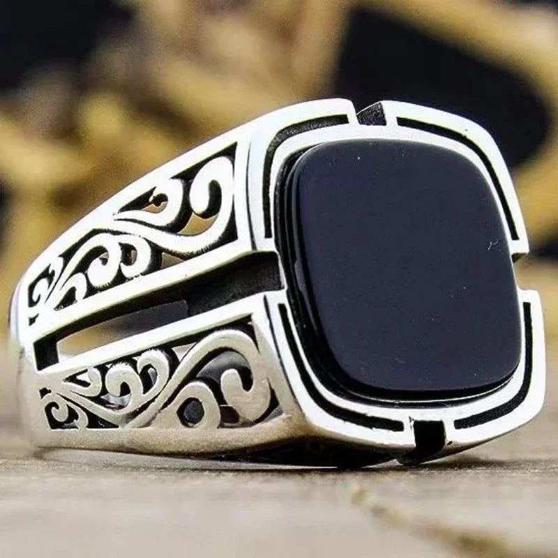 European and American British Fashion Black Gemstone Hollow Pattern Ring For Men\'s Accessories in Hip-Hop Street Photography