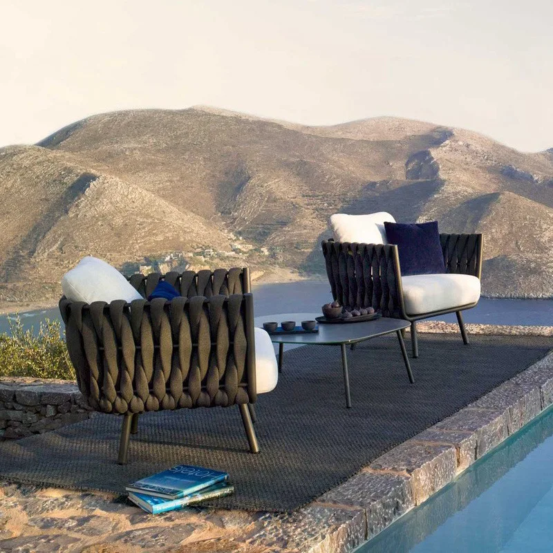 กลางแจ้งโซฟาสามคนครีมกันแดดกันน้ําโต๊ะกาแฟผสมระเบียงสวนพักผ่อนหวายโซฟาเฟอร์นิเจอร์