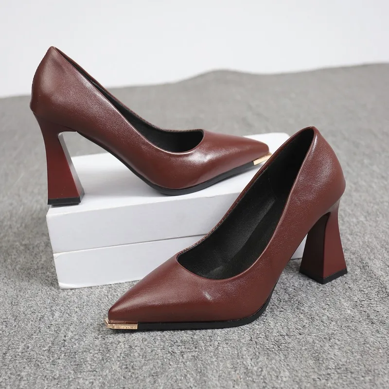Chaussures à talons hauts noires françaises à bout peu profond, nouvelle collection été 2026, talon carré, élégantes, confortables, faciles à enfiler, pour soirée