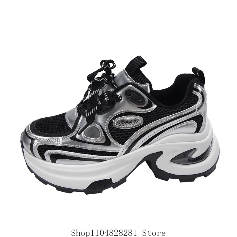 Der Modetrend 2025, erhöht die Höhe der neuen Herbst- und Winterprodukte mit dicken Sohlen und plüschiger, leichter Sportschuh