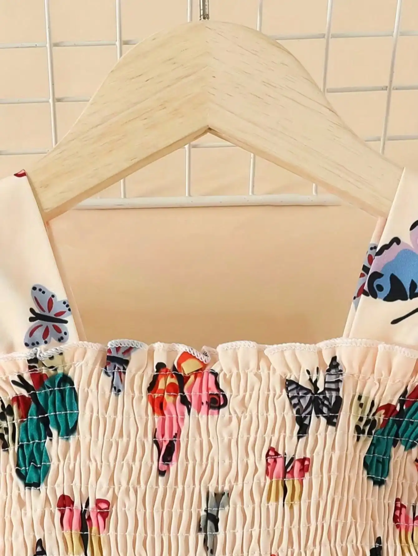 Mädchen-Herbstkleid mit quadratischem Kragen, langen Ärmeln, tailliertem Schnitt, Schmetterlingsmuster und mittellangem Rock, Kinderbekleidung. – Detail 5