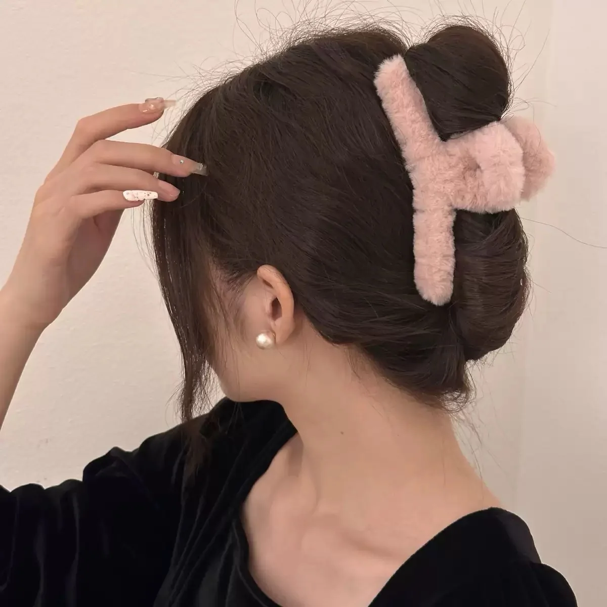 Plüsch-Haarspange für Herbst und Winter: Hai-Clip für den Hinterkopf, Dutt, hochwertiger pelziger Haarschmuck für Frauen – Detail 3