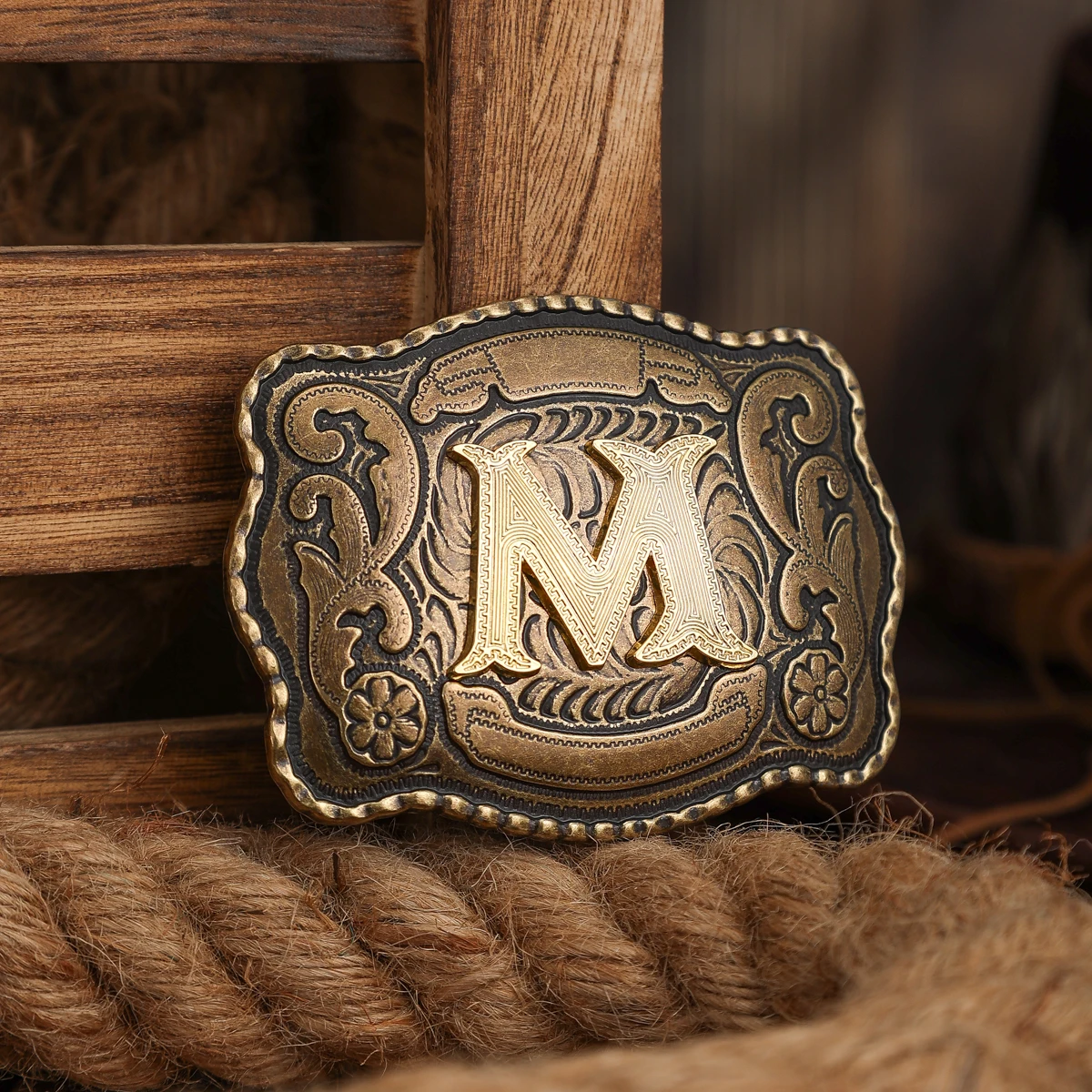 مشبك حزام على الطراز الغربي مصنوع من مادة معدنية، مع مشبك حزام قديم وإبزيم واحد بأحرف منقوشة