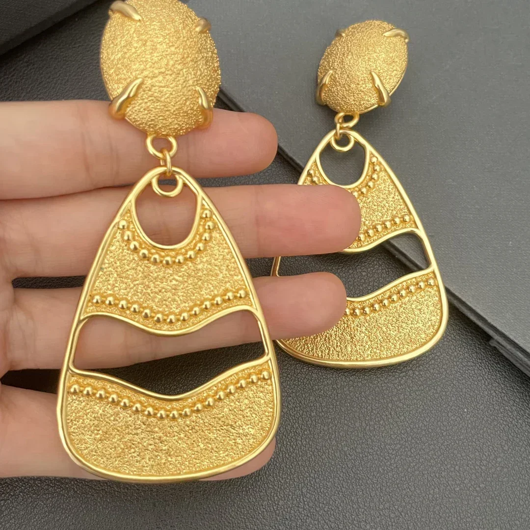 

Europe America Vintage Designer Gold Exaggerated Large Earrings Ear Clips Women Luxury Jewelry Trend