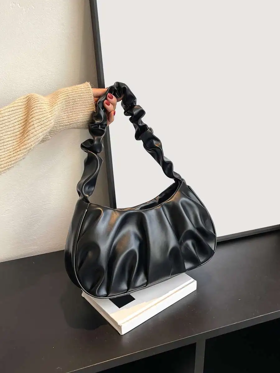 

Черная сумка через плечо из искусственной кожи с драпированным ремешком и ручкой с эффектом сборки