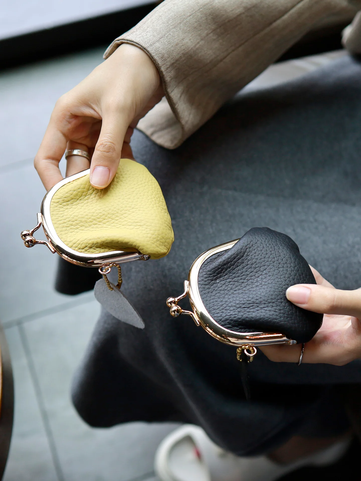 

2025 New Women's Leather Coin Purse Fashionable Lock Hard Coin Bag Earphone Key Storage Small Bag Top Layer Cowhide