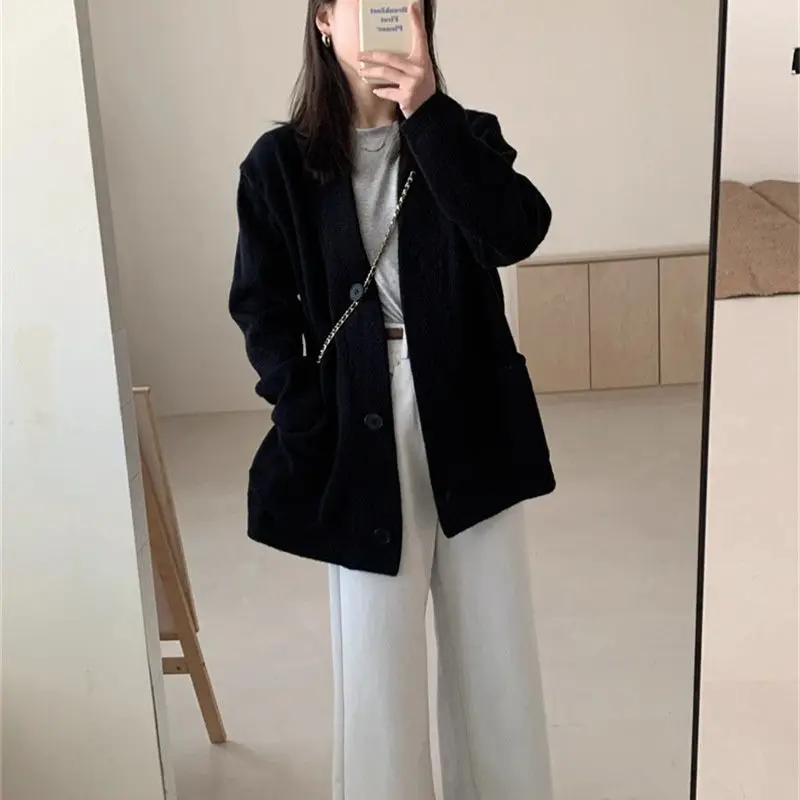 

Женские зимние кардиганы средней длины розового цвета, пушистые, с V-образным вырезом, вязаные, однотонные, с блестящим декором в виде цепочек, модные, ретро, приталенные.