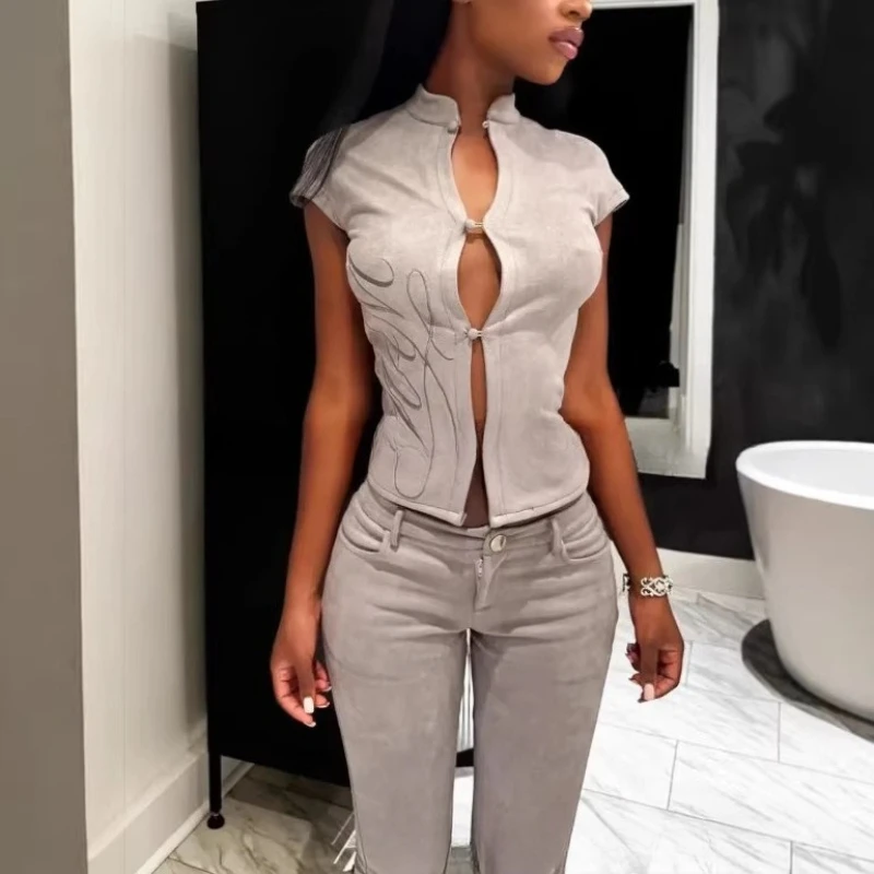 Top Corto Gris Claro de Manga Corta para Mujer, Cuello Alto, Botones, Bordado, Corte Ajustado, Revelador, Estilo Spicy Girl