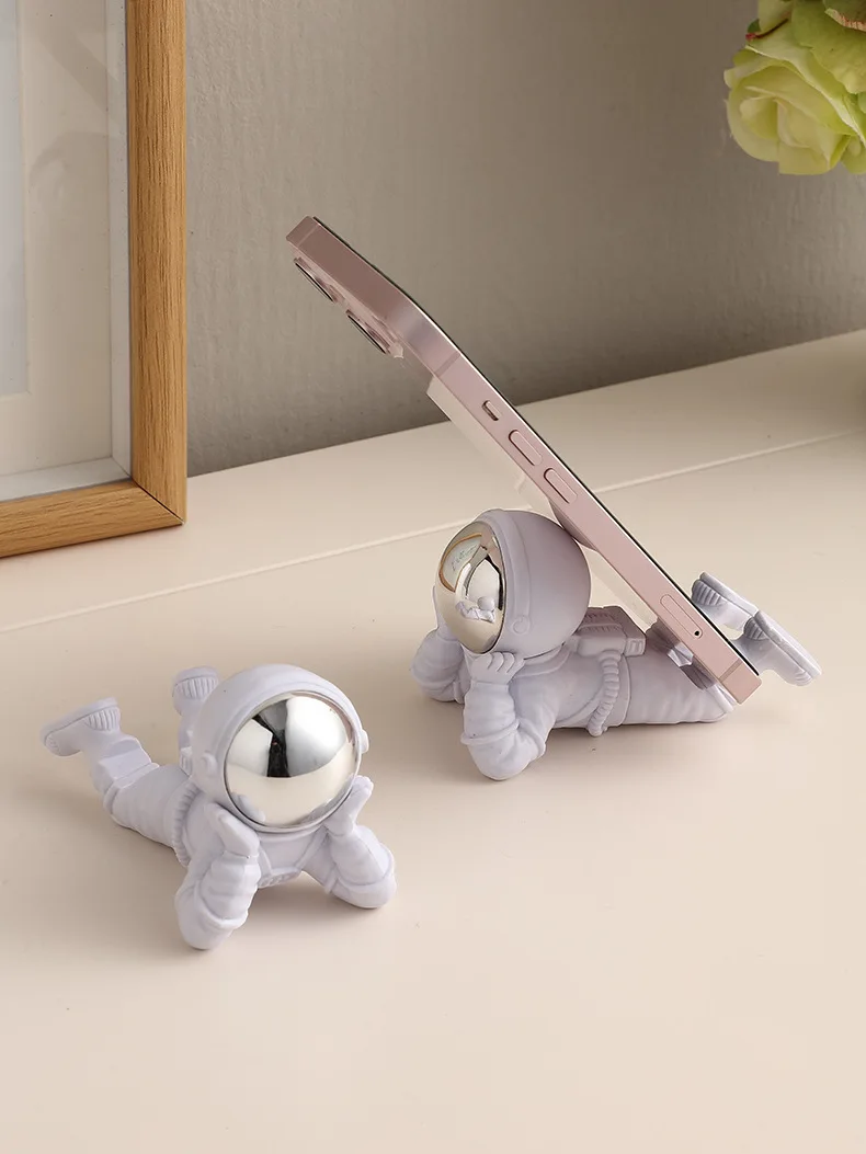 

Fashion Astronaut Desktop Phone Stands Cute Spaceman Mobile Phone Holder For iPhone For Xiaomi Home Decoration