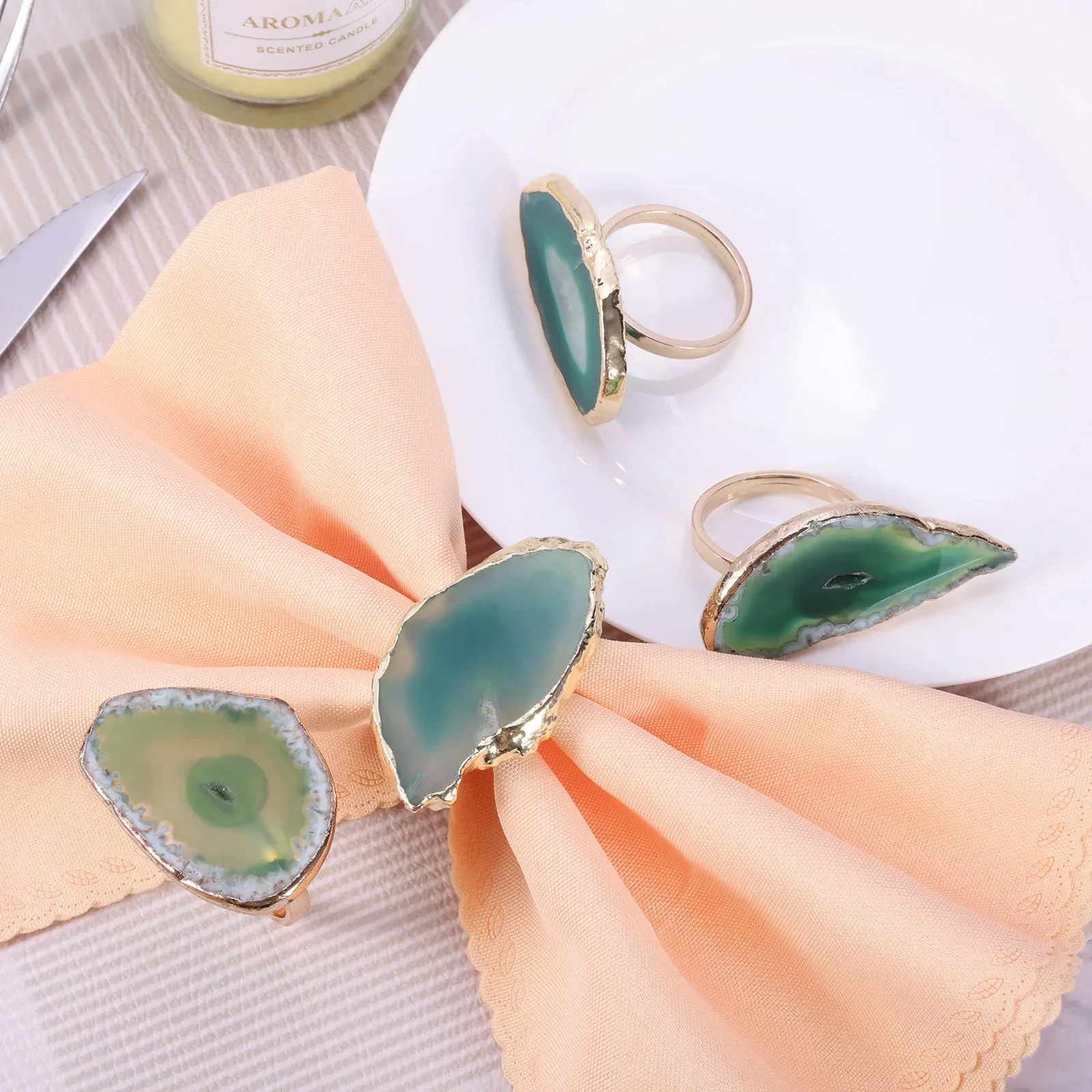 

4Pcs Natural Agate Slice Napkin Rings Gold Napkin Ring Holder for Wedding Holiday Christmas Parties Dinner Table Decoration