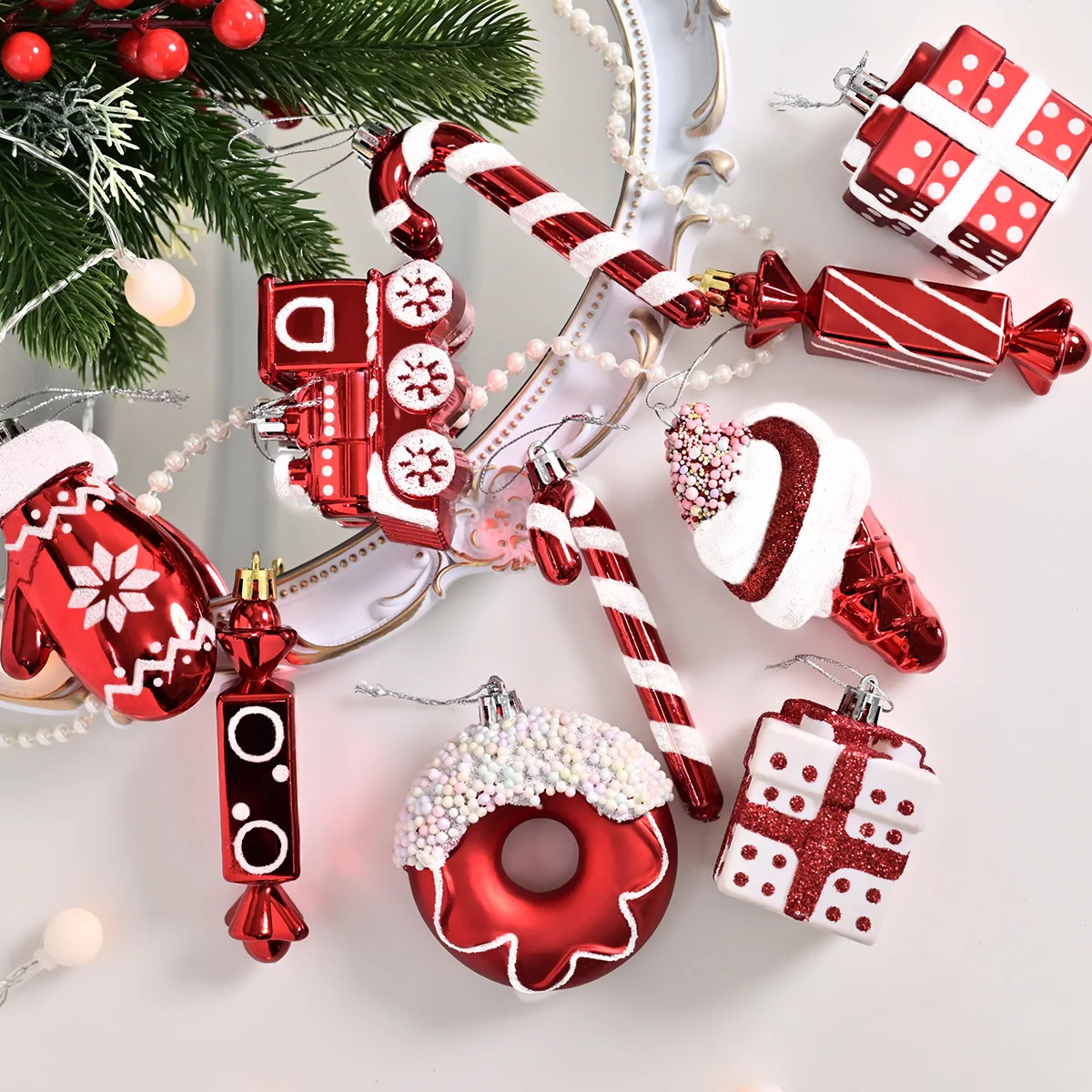 

Electroplated Cross-Border Tree Pendant with Special-Shaped Red Gloves Candy Painted Ball - Unique Christmas Decoration
