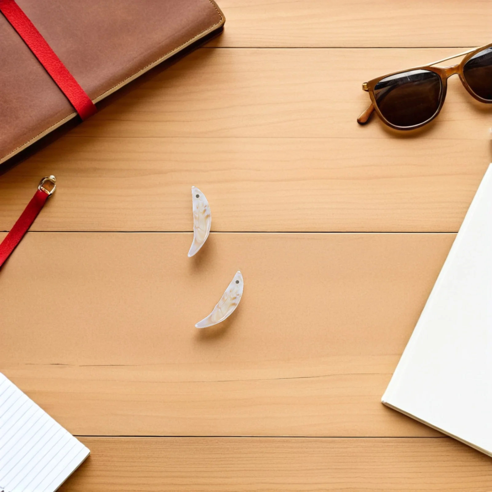 50 Piezas de Dientes de Lobo de Plástico para Bisutería DIY - Dijes de Colmillos Simulados, Suministros para Manualidades con Dientes de Animales, Collares y Pulseras