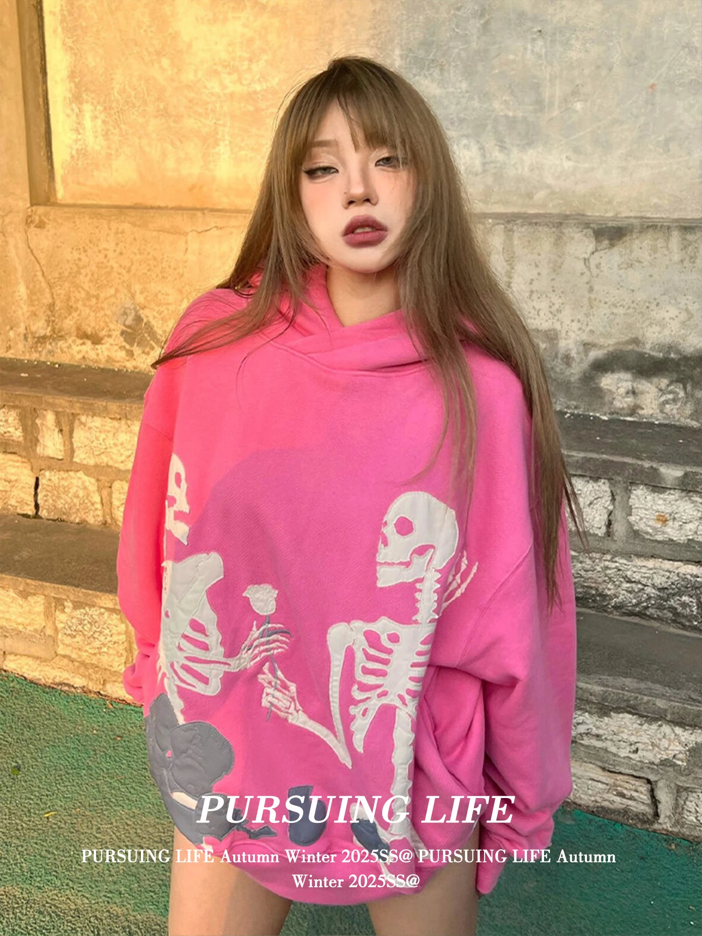 

Женская толстовка с капюшоном Dopamine Pink: модная весенняя модель с принтом роз и черепов, длинными рукавами, свободного кроя, из плотного флиса, в повседневном стиле