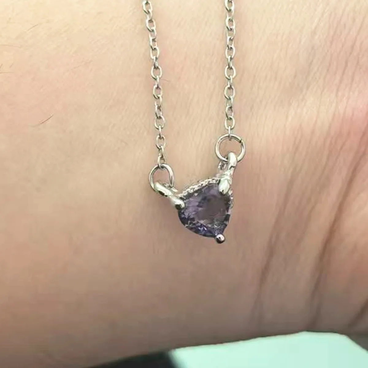 Popular heart-shaped pendant necklace crafted from electroplated zinc alloy featuring twisted chain design and musical note moti
