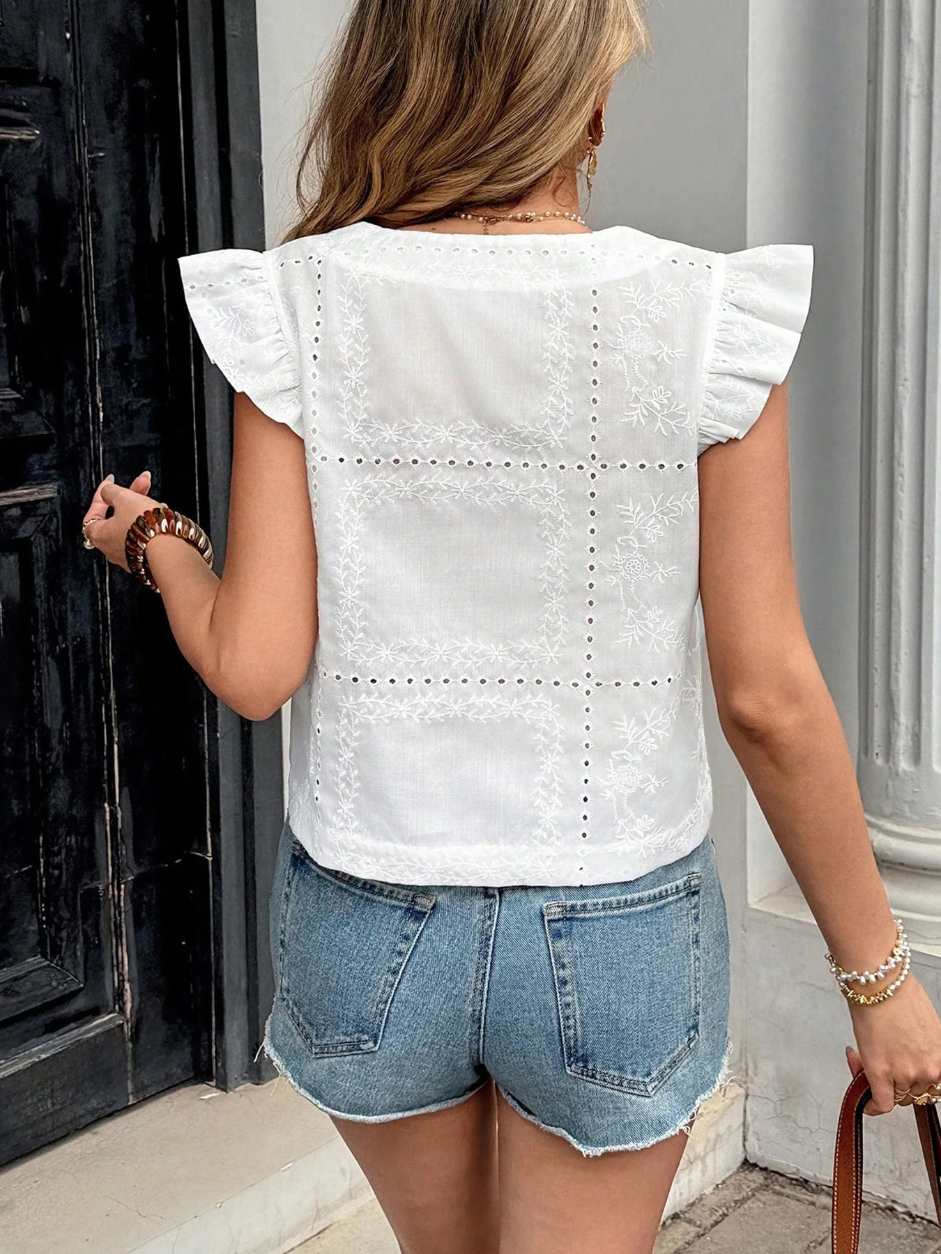 Damenhemd aus 100% Baumwolle mit Rundhalsausschnitt und Knopfleiste; eine einfarbige Arbeitsbluse mit einzigartigem Cut-Out-Design. – Detail 2