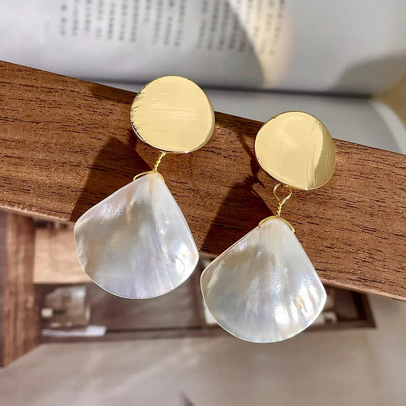 Temperament Fan French Shell Earrings High-end Golden Fritillary Earrings Women's Medieval Retro Niche Design Earrings