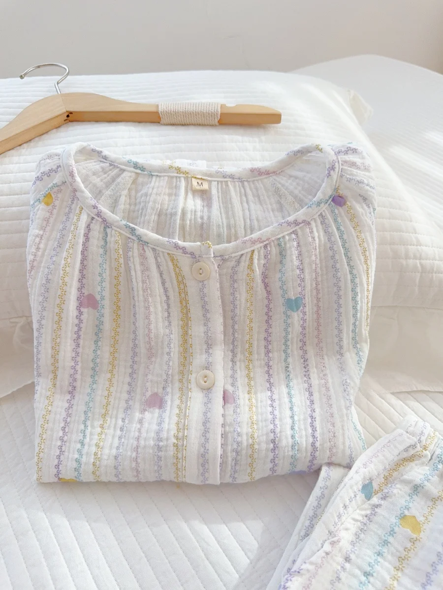 

Корейский домашний костюм из двухслойного хлопка для женщин: мягкая пижама с длинными рукавами и брюками, с милым принтом в виде фиолетовых сердечек, с круглым вырезом.