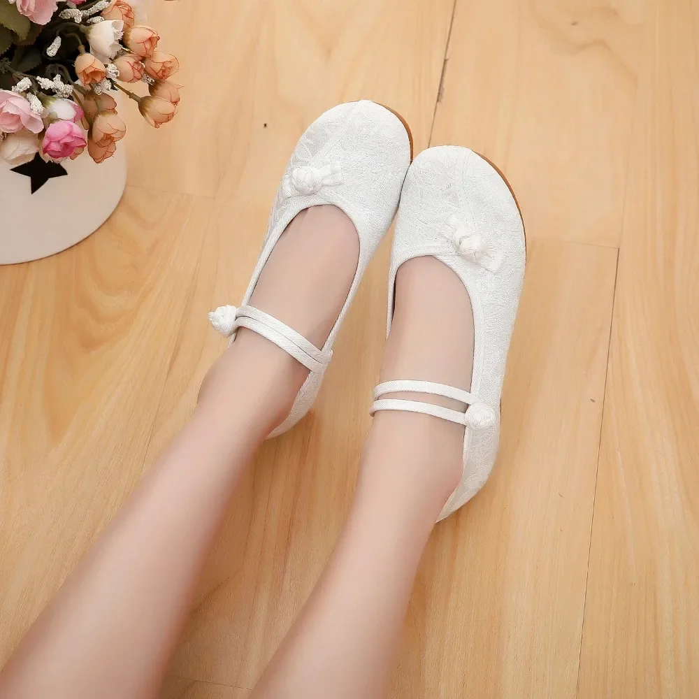 Fashion Embroidery Chinese Style Low-heel Women Shoes Elegant Casual Zapatos Vintage Woman Cloth Single Shoes Ethnic Style