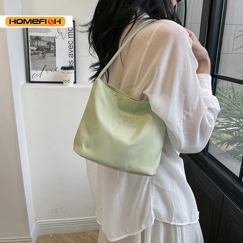 Bestickte Nylon-Bucket-Bag, Japanischer Stil Pendler-Umhängetasche, Modische Frühling-Sommer Kleine Quadratische Handtasche für Damen – Detail 2