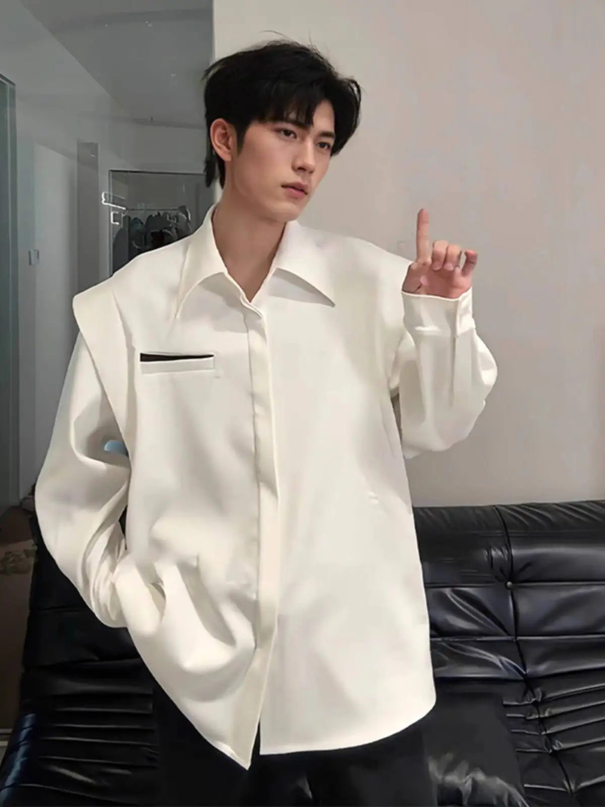 

Men's Minimalist Fake Two-Piece Shirt - White Padded Shoulder, High-End Fashion, Korean Style Long-Sleeve, Trendy Designer Top