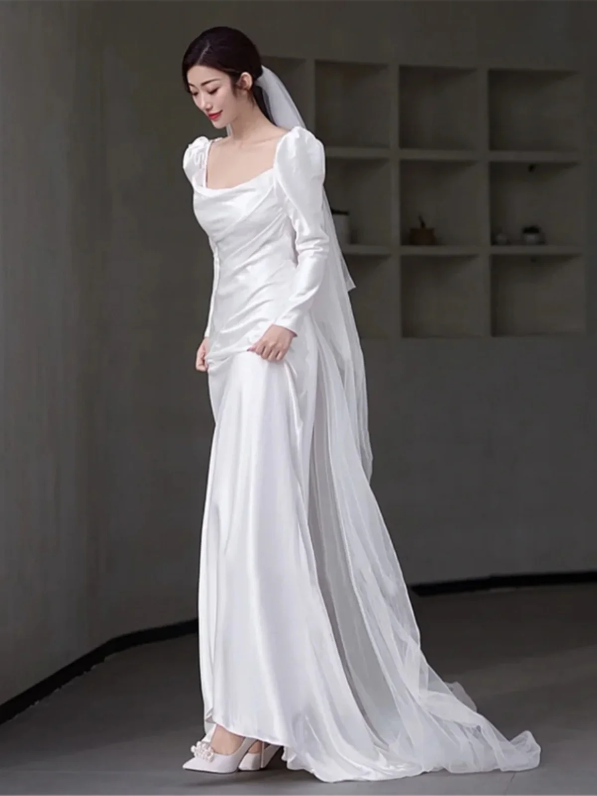 

Elegant Long Sleeve Lightweight Satin Wedding Dress Hepburn Style Winter Bridal Gown Fish Tail Welcome Ceremony Dress