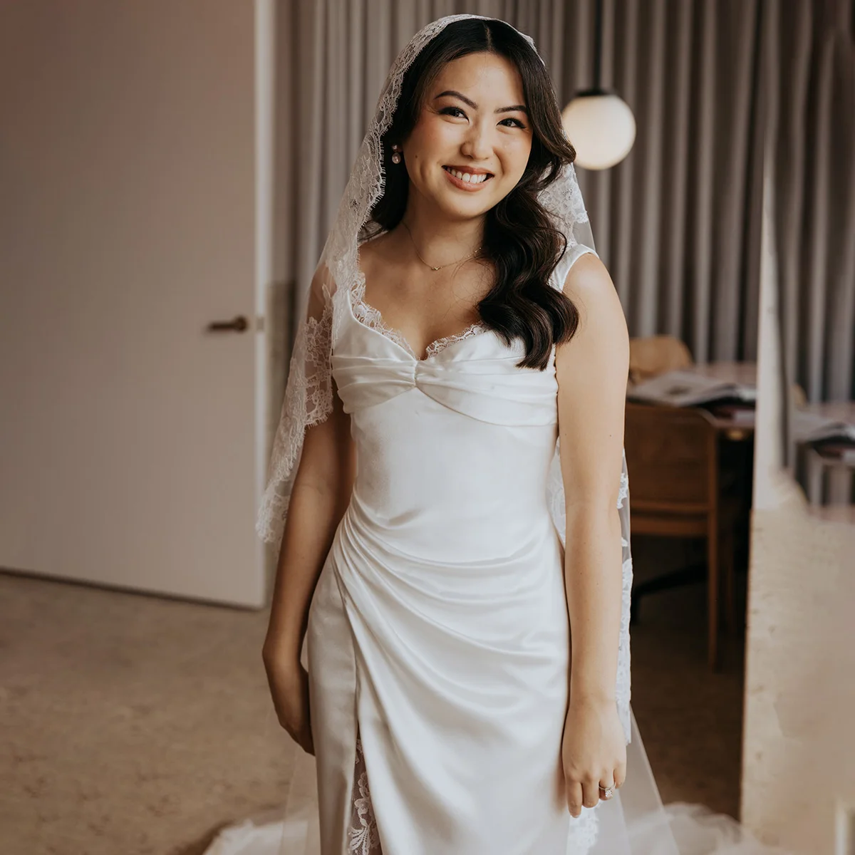 Maßgeschneidertes Vintage-Hochzeitskleid mit hohem Schlitz und Spitze, gerüscht, Etui-Satin, tief ausgeschnittene Schultergurte, ärmellose Sanduhr-Brautkleider