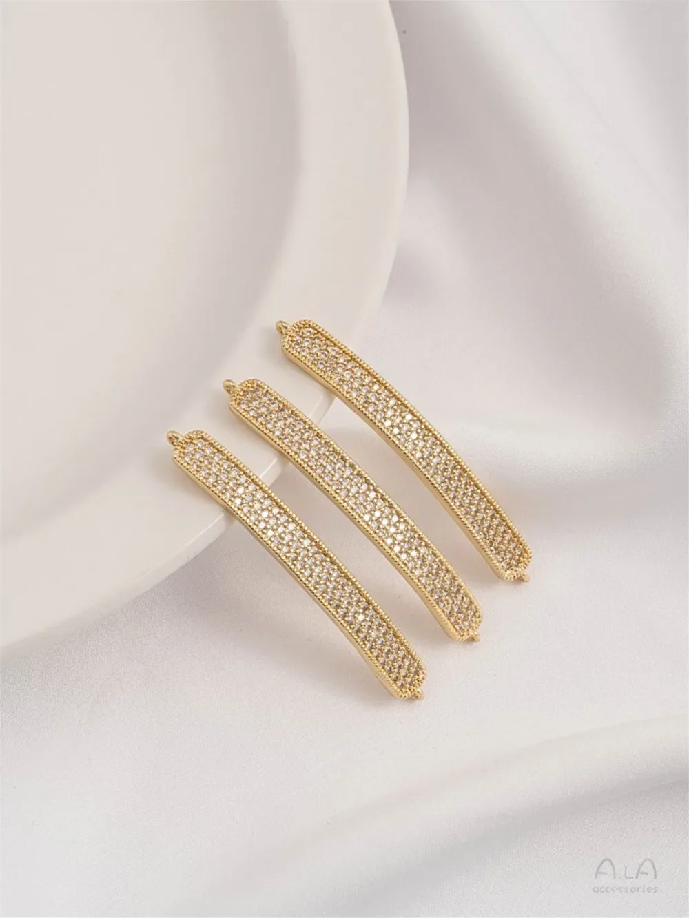 

Micro Inlaid Zircon 14K Gold Coated Double Hole Bent Pipe Rod Shaped Double Hanging Connector DIY Bracelet Bracelet Accessories