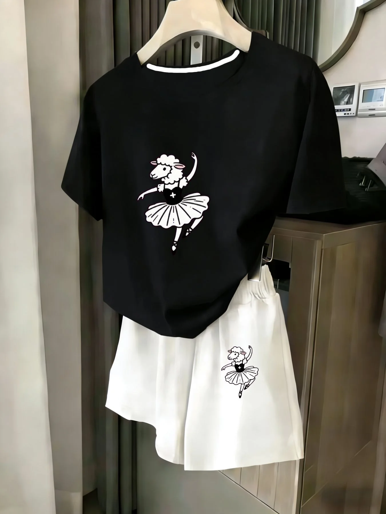 

Ladies 2-Piece Set Summer Beach Vacation Casual round Neck Short Sleeve Random Print T-Shirt Elastic Waist Shorts Suit Comfortab