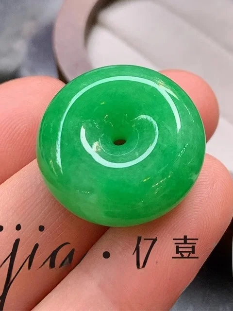 pendentif-de-securite-yang-green-en-jadeite-verte-de-type-nuo-du-myanmar-bijou-non-monte-collier-design-porte-bonheur-traditionnel-chinois