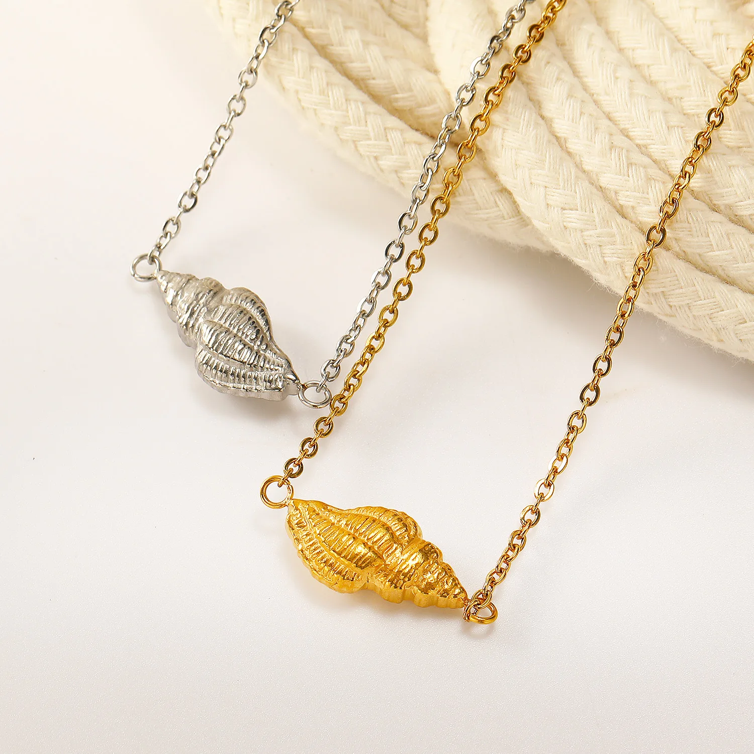 Stainless Steel Thick Metal Conch Pendant Necklace for Women Waterproof Hypoallergenic Striped Shell Gold Plated Retro Jewelry
