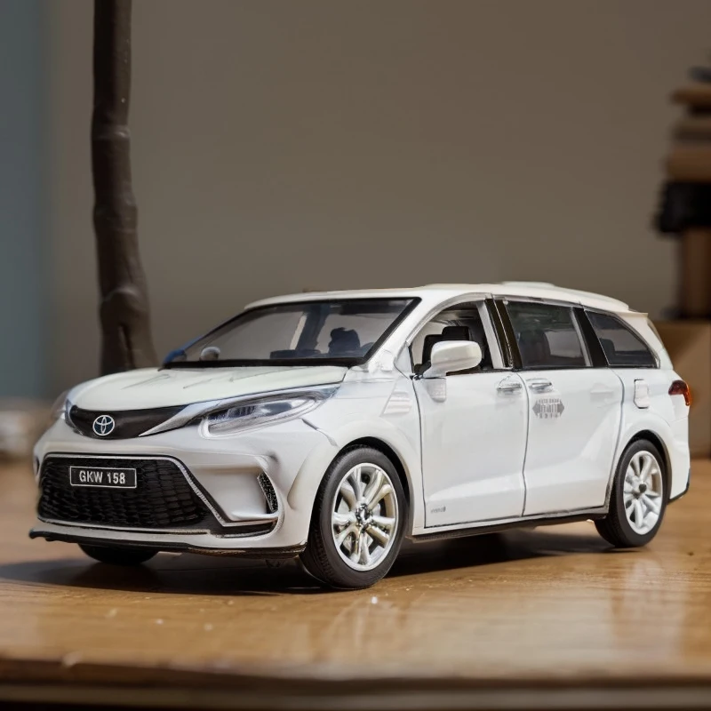 1:24 ‌Granvia MPV Alloy Car Model Diecast Metal Commercial Car Vehicles Model Sound and Light High Simulation Childrens Toy Gift