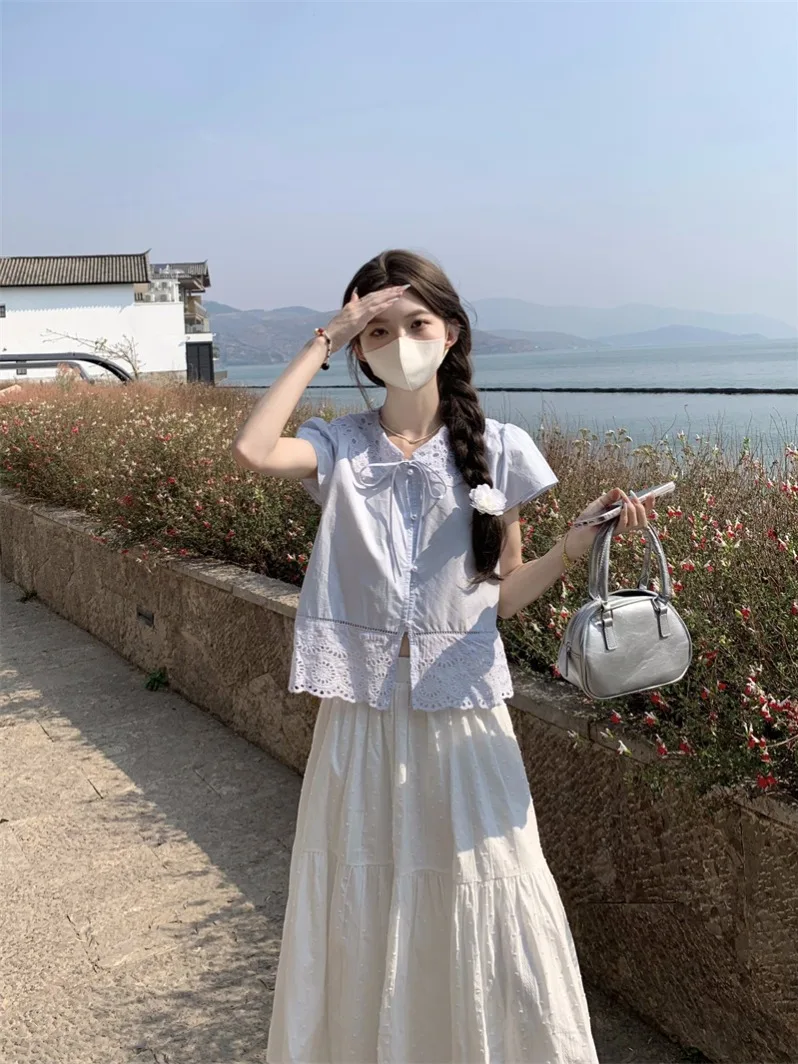 Blue Petal Hollow Stickerei ort Sve Damen Sommer Puppenkragen irt Sweet Sle Loose Fit Polyesterfaser Casual Top