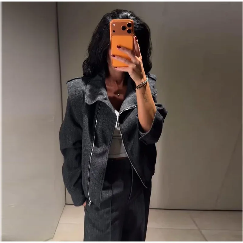 Damen-Set mit Stehkragen, Reißverschluss und Riemen-Details, langärmelige, kurze Jacke und Hose mit weitem Bein, zweiteiliger Anzug für den Arbeitsalltag, klassisches Arbeitsoutfit 2026 – Detail 5