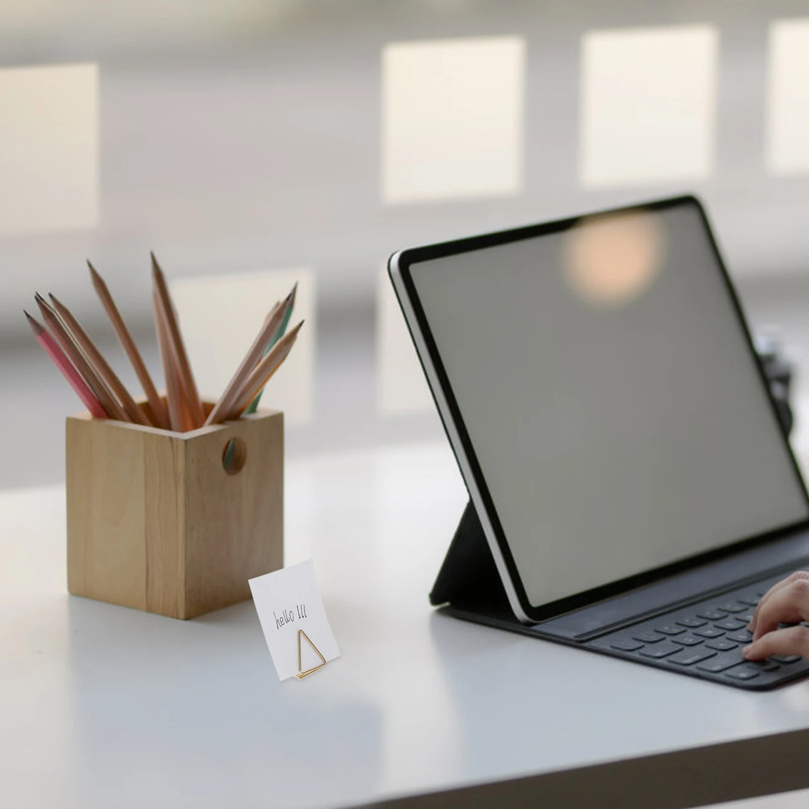 30 قطعة من مشابك الورق المعدنية على شكل مثلث متعددة الأغراض لأرقام الطاولة والصور والمذكرة ومشابك الورق على شكل #6