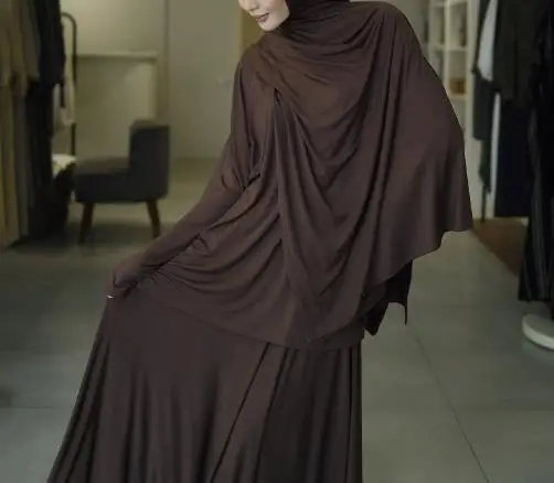 Ensemble deux pièces pour femmes, couleur unie, col haut, manches longues, haut ample et jupe longue pliée décontractée, nouvelle collection printemps automne 2025