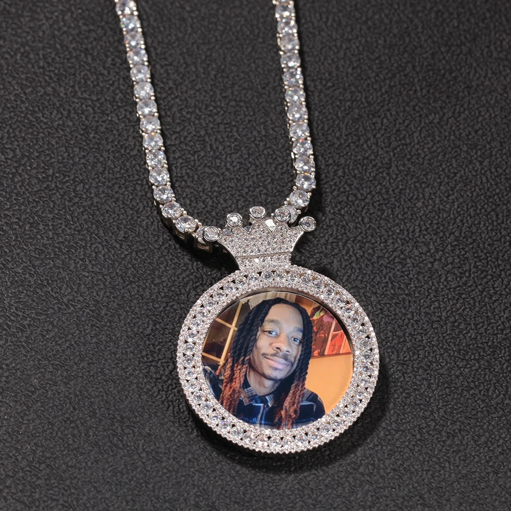 

Uwin Custom Round Picture Pendant Necklaces with Crown Bail Medallions Engrave Name Hip Hop Jewlery Personalized Fashion Jewelry