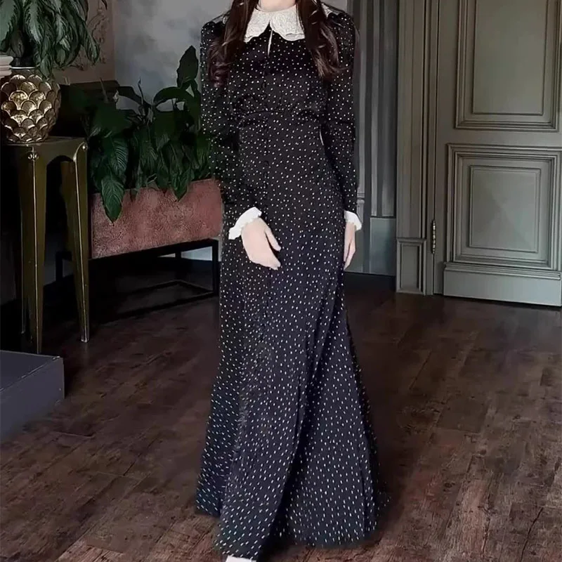 Sukienka o dopasowanym kroju z koronkowymi guzikami, kołnierzykiem typu doll collar, nadrukiem, długimi rękawami, damska, z podkreśloną talią i długą spódnicą.