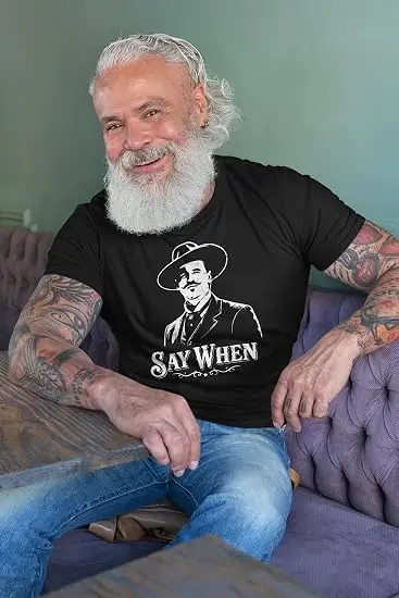 Tombstone Doc Holliday „I Don't Shake Hands“ 90er-Jahre Westernfilm T-Shirt „Say When“ Retro-Stil Vintage Spruch T-Shirt Herrenbekleidung Baumwolle – Detail 9