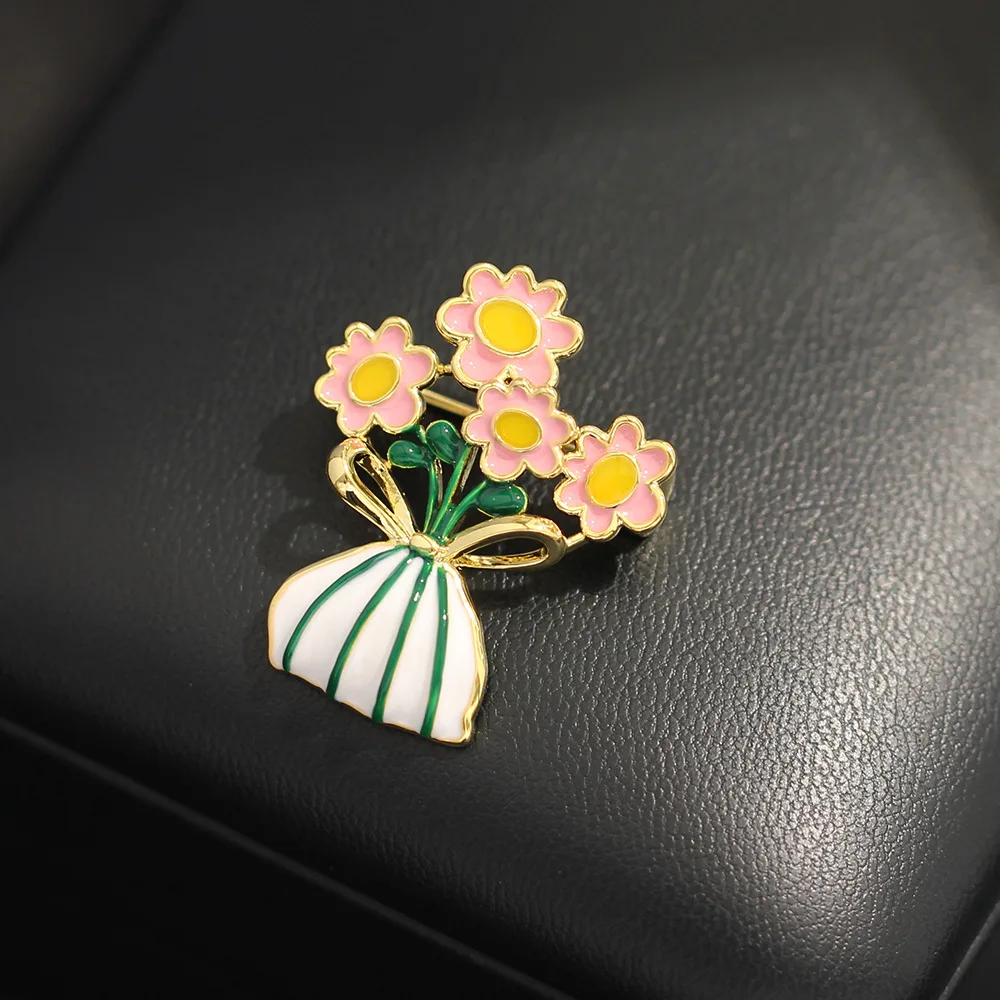 

Simple and Fresh Two-color Drop Oil Daisy Flower Small Pin Temperament Daily Versatile Bouquet Brooch for Women