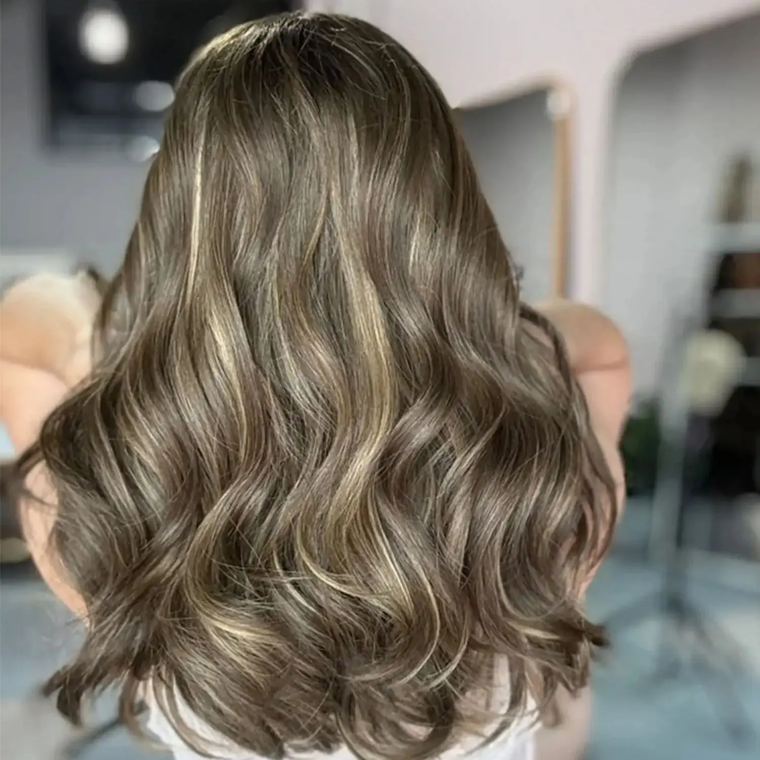Soft 20 Inches Ombre Caramel Brown Highlights Synthetic Lace Front Wigs Medium Length Loose Wave Glueless Wigs 180% High Density