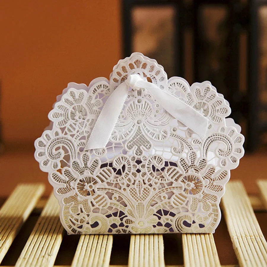 Boîtes à bonbons découpées au Laser rouge, 50 pièces, boîtes à cadeaux pour fête de mariage, boîte-cadeau creuse avec ruban pour invités, fournitures de décoration pour marié et mariée