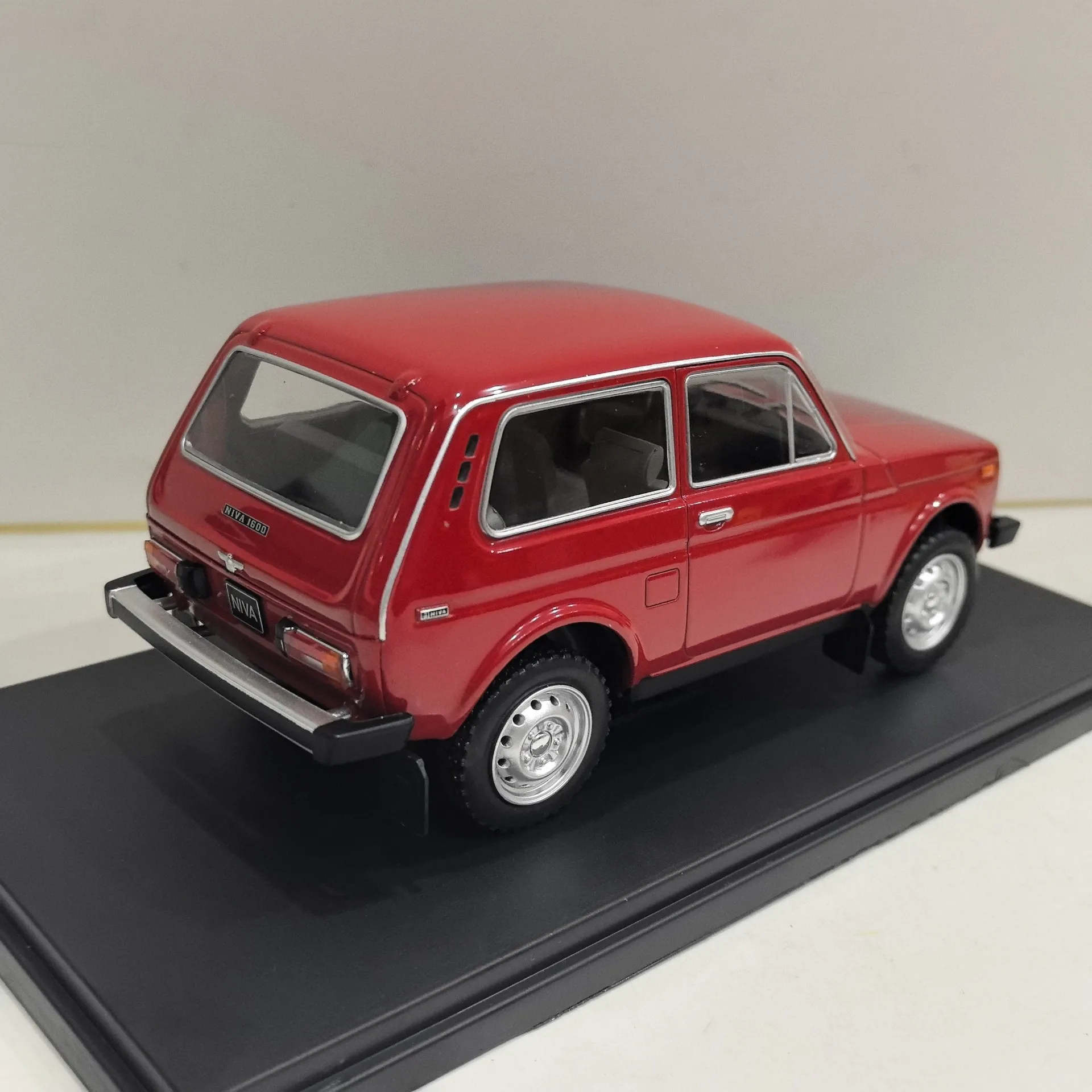 Moulé sous pression WHITEBOX 1/24 échelle LADA NIVA Lada K3X2 modèle de voiture en alliage jouet à collectionner cadeau Souvenir affichage ornement