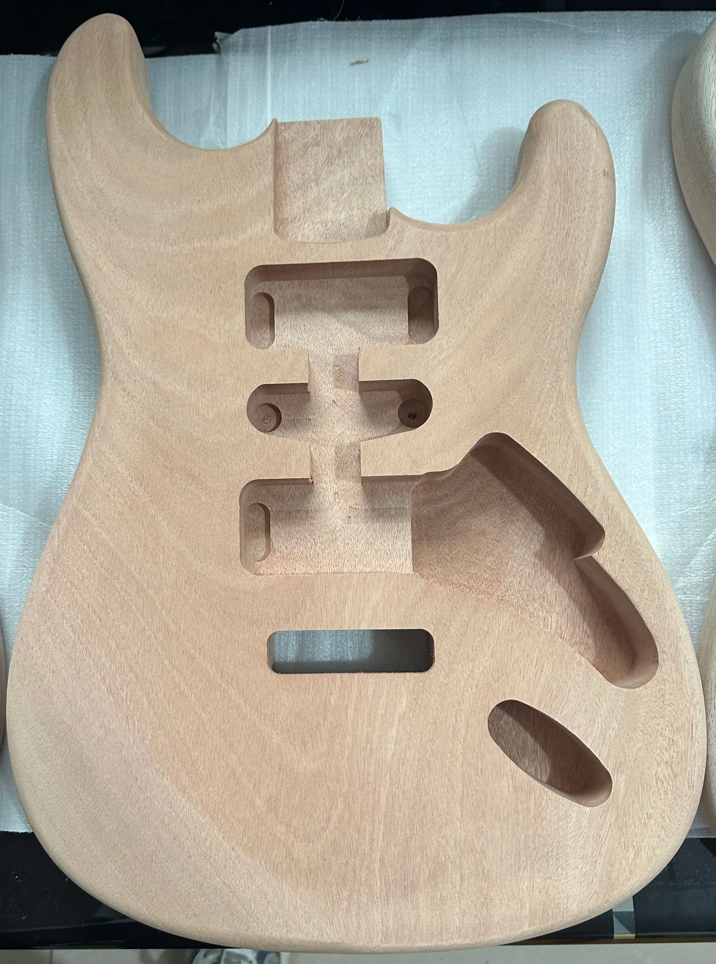 corps-de-guitare-st-en-bois-d'acajou-non-fini-format-hsh-compatible-avec-les-guitares-electriques-sss-ssh-talon-de-556-cm-pieces-diy-de-haute-qualite