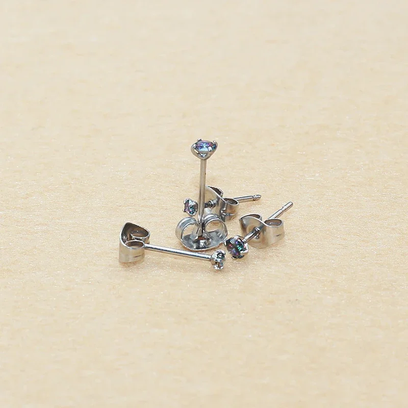 1 par de pendientes pequeños de acero inoxidable hipoalergénico de 2 mm con circonitas de colores y agujas para joyería de 0,8 mm, ideales como regalo para el Día de San Valentín.