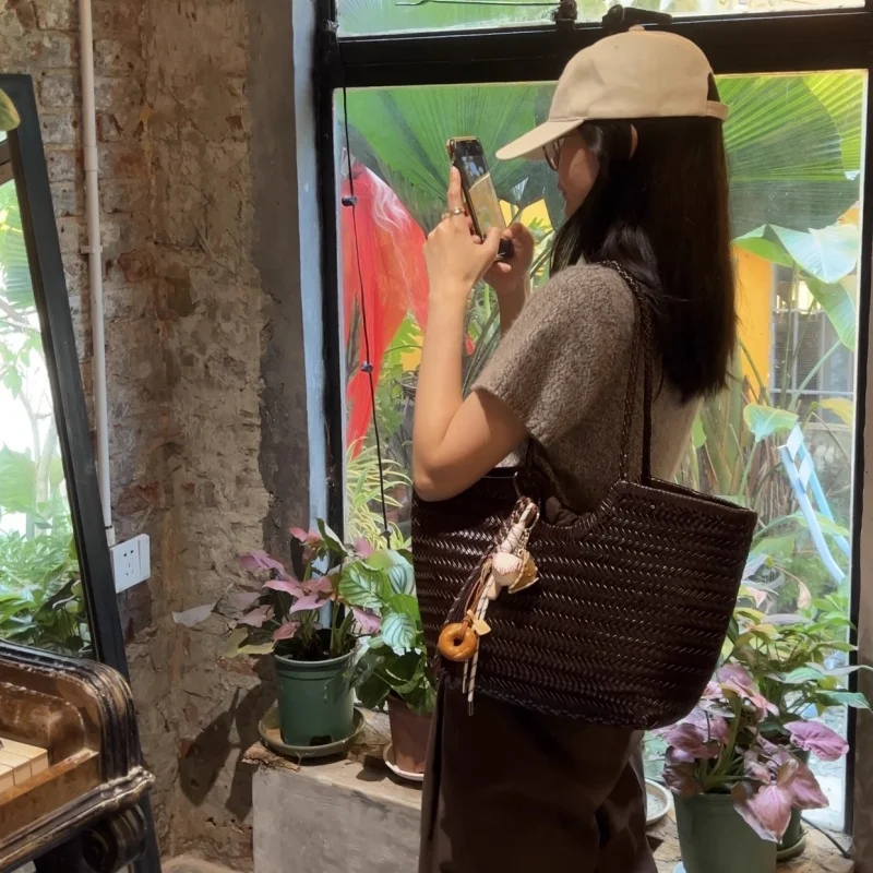 Bolsos de mano tejidos de piel de vaca 100% Natural, bolso tejido Manual pequeño hecho a mano para mujer, bolso exquisito, bolsas de compras para citas