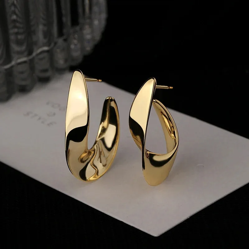 High End Retro Irregular Smooth Twisted Piece Earrings for Women with A Niche and Versatile Temperament, Light Luxury Earrings