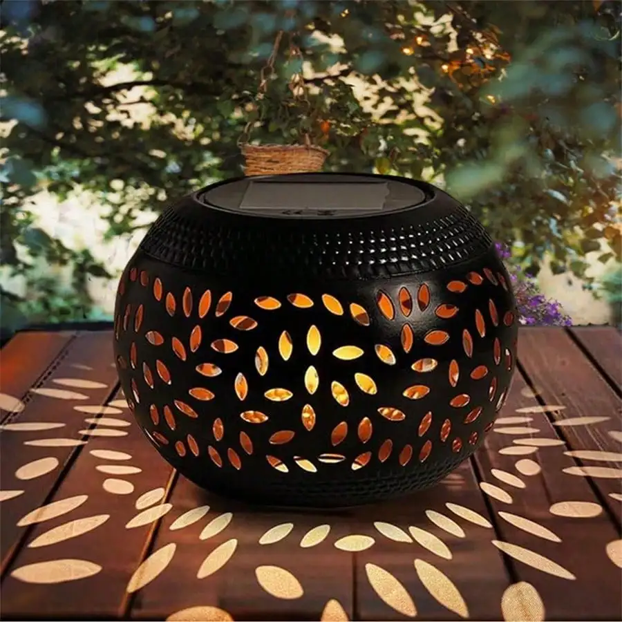 1/2 Stück Solar-Eisen-Keramik-Spotty-Laterne: Hohl, wasserdichte Outdoor-Dekoration für Garten/Terrasse/Balkon