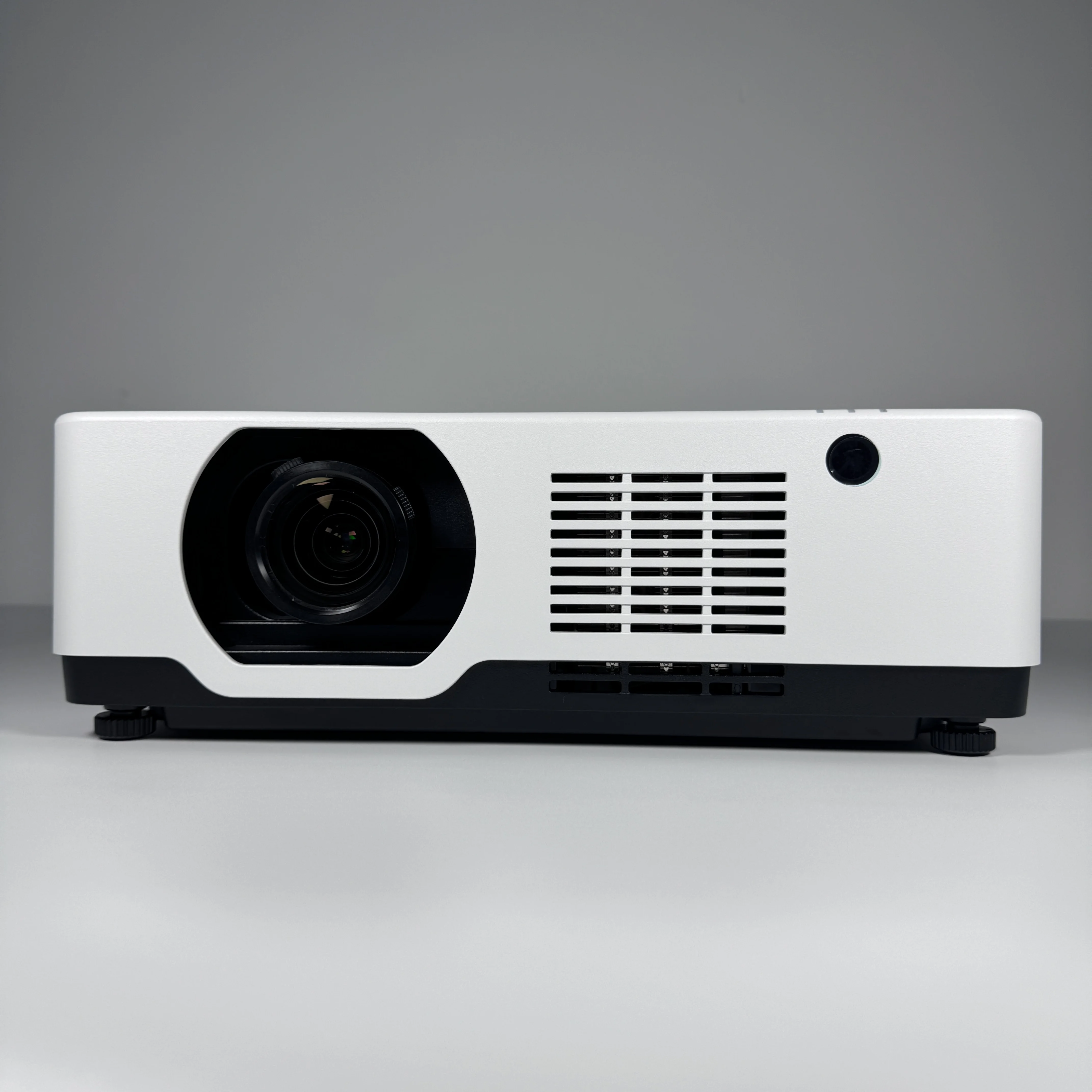 4K 6000 lumen  Projector with short throw ratio lens