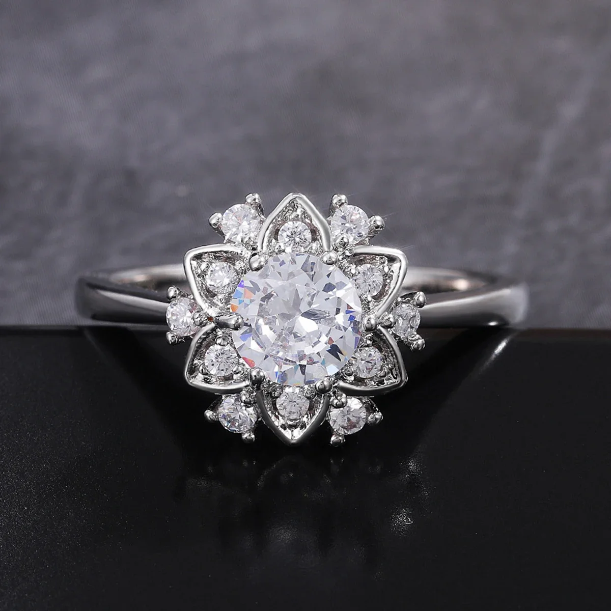 

1pcs New, Exquisite Flowers Snowflake Imitation European and N Wedding Banquet Engagement Ring for Women