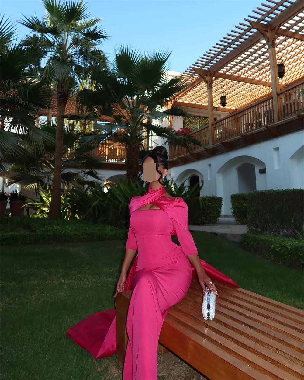 Abiti da ballo classici personalizzati con scollo all'americana in raso con spalle scoperte e maniche corte. Elegante abito da festa con strascico dritto alla caviglia